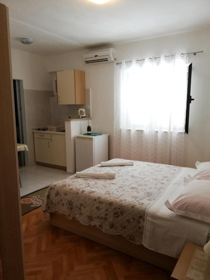Apartments Aniko Saric Tucepi Ngoại thất bức ảnh
